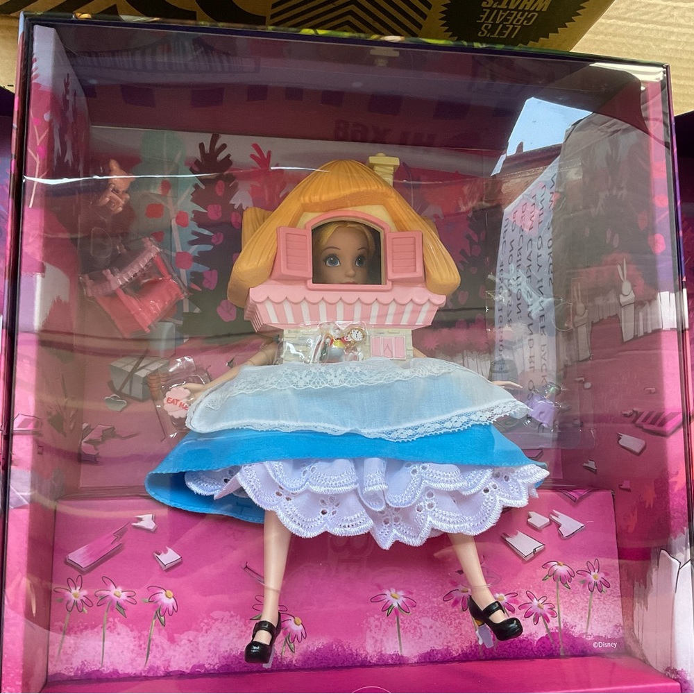 MATTEL ALICE IN WONDERLAND ALICE DRINK ME  DOLL IN HER HOUSE